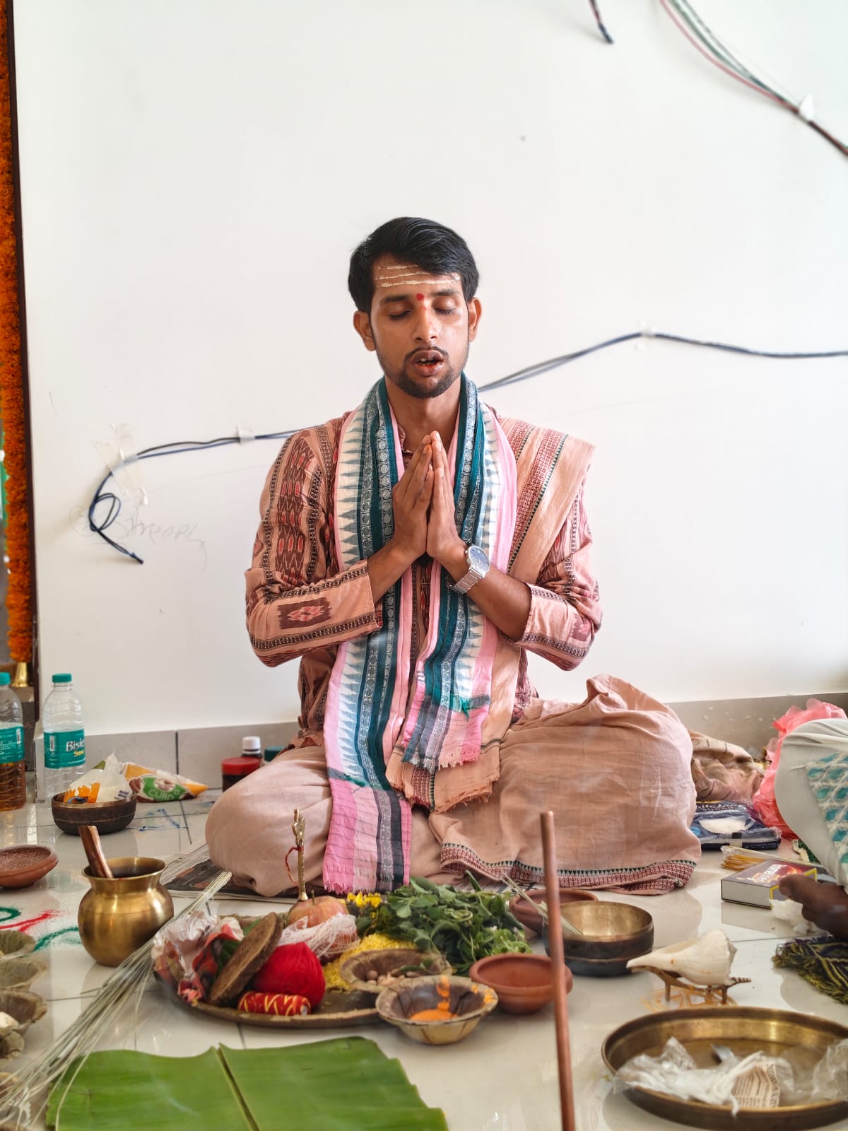 Pandit Satyabrata Nana performing puja